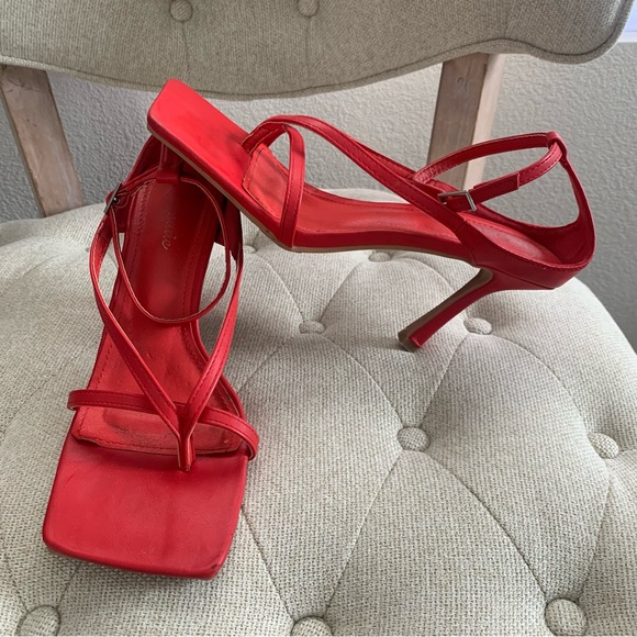 Lulu’s Red Square Toe Heels - Picture 4 of 7